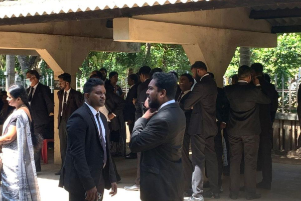 யாழில் பொலிஸாருக்கு எதிராக குதித்த சட்டத்தரணிகள்! | Lawyers Protest Against The Police In Jaffna