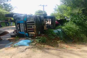 கெப் வண்டி புரண்டு எட்டுபேர் காயம்