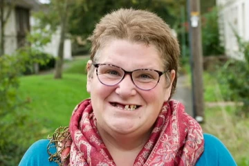 13 பற்களை தானே பிடிங்கி எறிந்த பிரித்தானிய பெண்! நெகிழ்ச்சியை ஏற்படுத்திய சம்பவம்