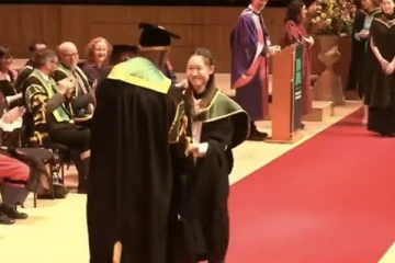 இங்கிலாந்தில் பட்டம் வாங்க பல்டியத்து வந்த சீன மாணவி!