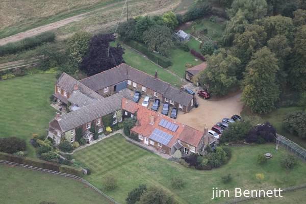 இரவோடு இரவாக வீட்டை விட்டு வெளியேறிய இளவரசர் ஆண்ட்ரூ | Andrew Left Royal Lodge At Night Over Epstein File