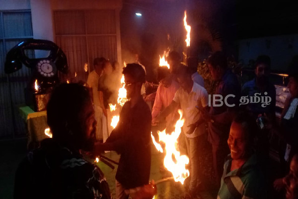 மின்கட்டண அதிகரிப்பிற்கு எதிராக யாழில் தீப்பந்த ஊர்வல போராட்டம் | Torchlight Protest Increase Electricity Charges