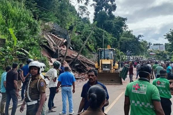 கடுகண்ணாவ மண்சரிவு ; தொடர்ந்து உயரும் பலி எண்ணிக்கை (Update) | Kadugannawa Landslide Woman Rescued Alive