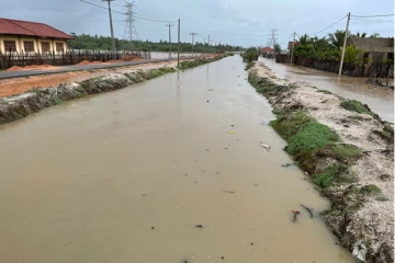 மன்னாரில்   வெள்ளத்தில் மூழ்கிய  கிராமங்கள்