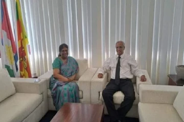 வடக்கு ஆளுநரை சந்தித்த சுமந்திரன்