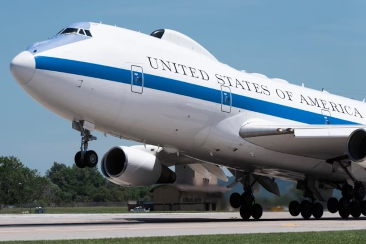 அமெரிக்க ராணுவ விமானங்களை உளவு பார்த்த குற்றச்சாட்டில் சீன மாணவர் கைது | Chinese Student Accused Of Photographing Us Planes