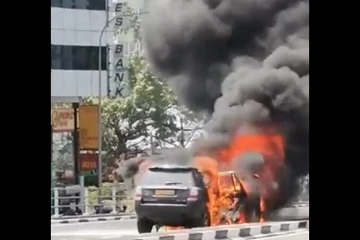 கொழும்பில் நடுவீதியில் திடீரென தீப்பற்றிக்கொண்ட சொகுசு கார்