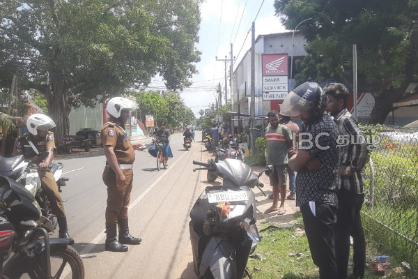 யாழில் காரும் - மோட்டார் சைக்கிளும் மோதி விபத்து: ஒருவர் படுகாயம் | Accident At Jaffna Today Morning