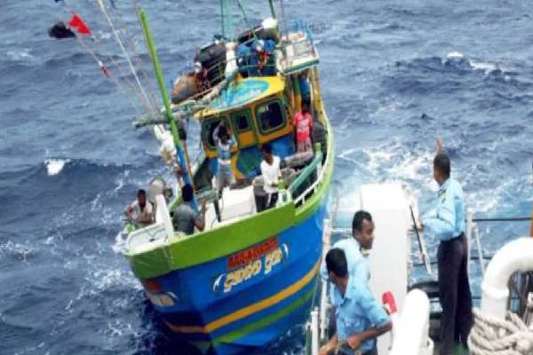 யாழ் கடற்பரப்பிற்கு அருகில் 22 தமிழக மீனவர்கள் கைது | 22 Tamil Nadu Fishermen Arrested Near Jaffna Sea