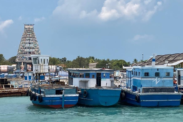 நிலவும் சீரற்ற காலநிலை : நயினாதீவு குறிகட்டுவான் படகு சேவை இடைநிறுத்தம் | Nainativu Kurikattuvan Ferry Service Suspended