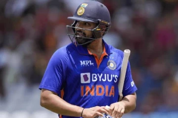 தேசிய கீதம் பாடும்போது ரோகித் சர்மா செய்த செயல்! இணையத்தில் வைரலாகும் வீடியோ