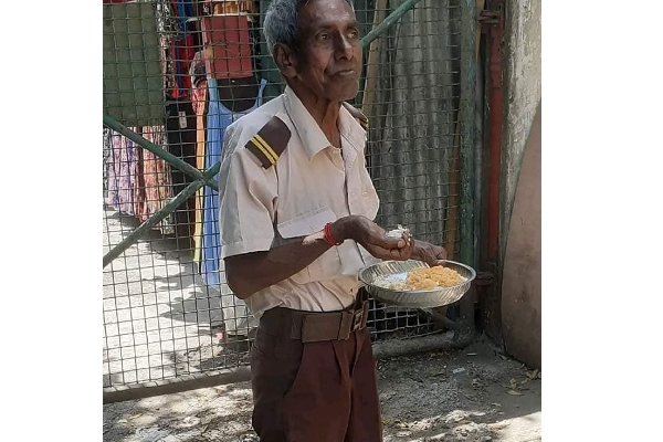 அனைவரது மனதையும் கலங்கடிக்க செய்த இலங்கை நபர் ஒருவரின் செயல்! | Sri Lankan Person Fed The Crows Very Sad Story
