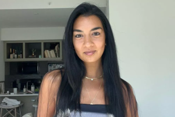 தன் அழகான கைகளால் நாளொன்றிற்கு 3,000 டொலர்கள் வரை வருவாய் ஈட்டும் இளம்பெண் | Woman Claim World Most Beautiful Earn 3000 A Day தன் அழகான கைகளால் நாளொன்றிற்கு 3,000 டொலர்கள் வரை வருவாய் ஈட்டும் இளம்பெண் | Woman Claim World Most Beautiful Earn 3000 A Day