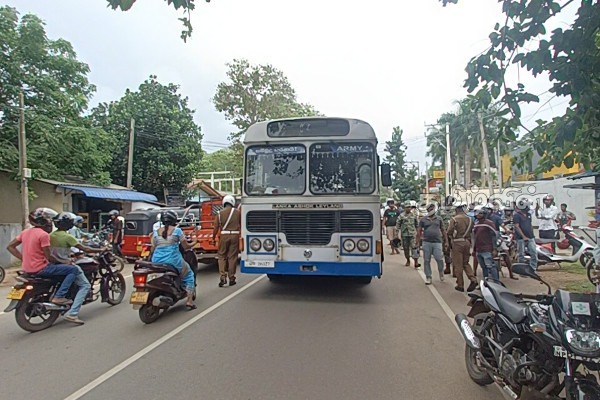 வவுனியாவில் மோட்டார் சைக்கிளை மோதிய இராணுவ பேருந்து - ஒருவர் வைத்தியசாலையில் (Photos) | Army Bus Motorcycle In Vavuniya Accient