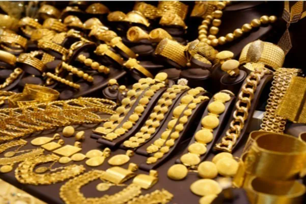 65 இலட்சம் ரூபா பெறுமதியான தங்க ஆபரணத்தை இறக்குமதி செய்த மூவர் கைது | Gang Arrested For Importing Gold Jewelery