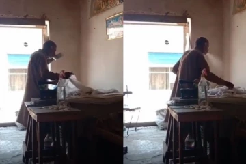 வாயில் இருந்து தண்ணீரை துப்பி அயர்ன் பண்ணும் நபர்! யாருப்பா இவரு?