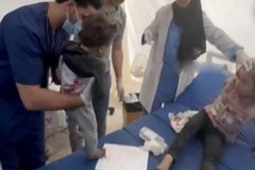 உணவருந்திக்கொண்டிருக்கையில் விமானக்குண்டுவீச்சு ; வைத்தியசாலையில் சந்தித்துக்கொண்ட சகோதரிகள்