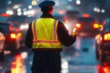 காருடன் சிக்கிய ஐஸ்; ஓட்டுநர் தப்பியோட்டம்