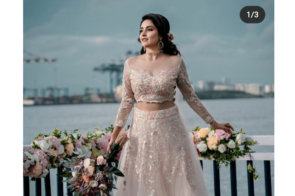 பொறி வைத்து கைது செய்யும்  பெண்ணின் .. கண்ணிலே புரியாமல் மாட்டிக்கொண்டோமா? : வைரலாகும் மகிமா நம்பியார் புகைப்படம்! | Photo By Viral Magima Nambiar