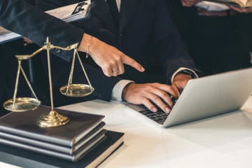 பெண்ணாக நடித்து ஏமாற்றிய 37 வயது வழக்கறிஞர் கைது