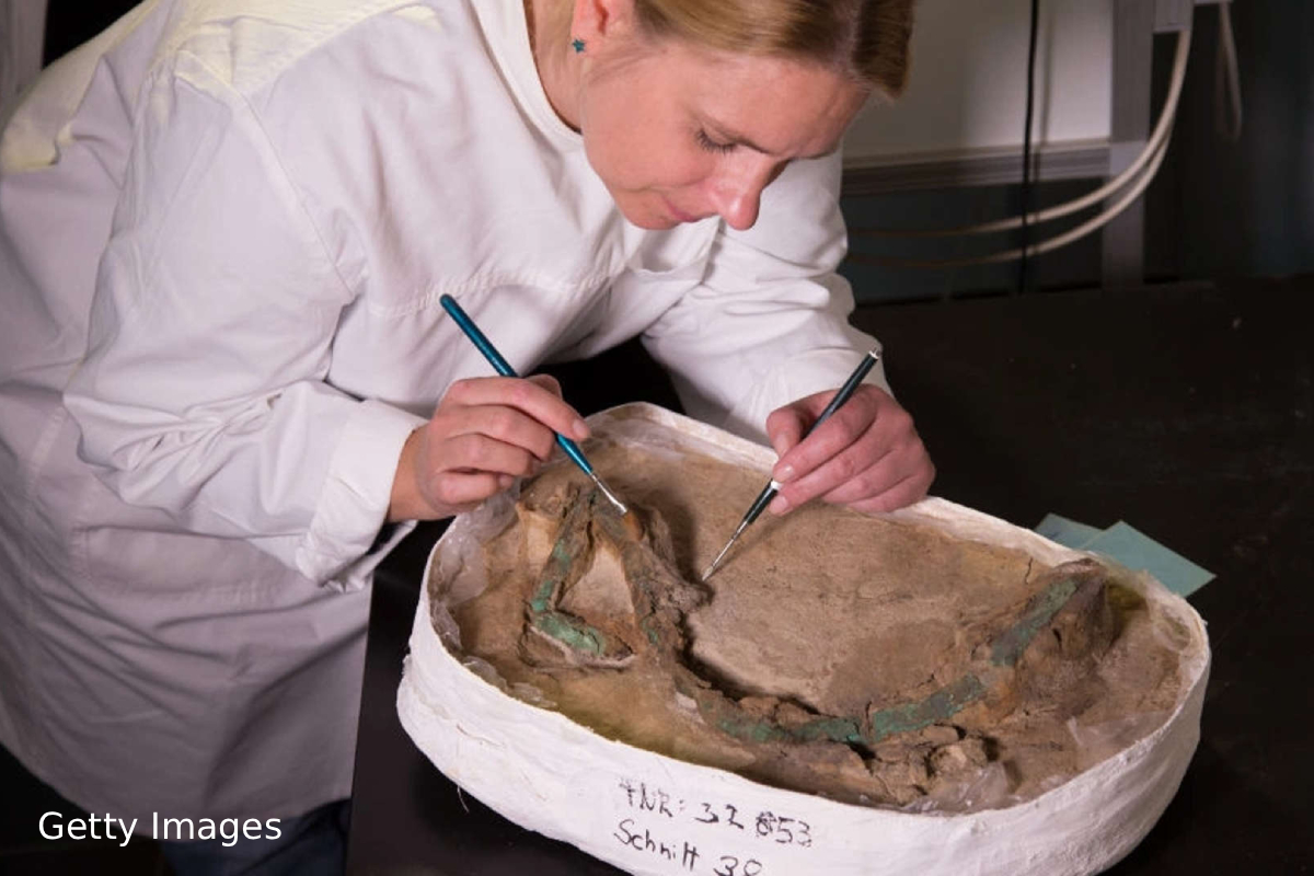 Roman artifacts Switzerland, Lake Neuchatel archaeology, Roman trade routes Alps, Vindonissa Roman military base, Roman swords and pottery discovery, Switzerland underwater excavation #RomanArtifacts #SwitzerlandDiscovery #LakeNeuchatel #Archaeology #RomanHistory #AncientTrade #UnderwaterFinds