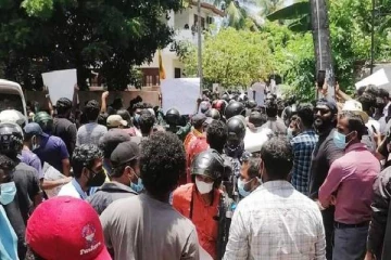 அமைச்சர்களின் வீடுகளுக்கு எதிரில் ஆர்ப்பாட்டம் நடத்திய மக்கள்