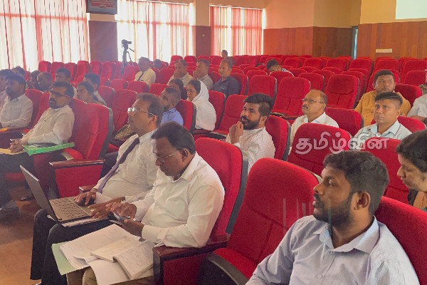 மன்னாரில் காணி விடுவிப்பு கூட்டத்தை புறக்கணித்த தமிழ் நாடாளுமன்ற உறுப்பினர்கள்(Video) | Presidential Task Meeting Tamil Mps Ignored