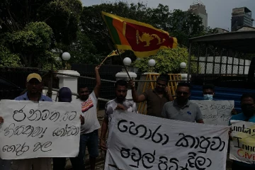 அலரி மாளிகையை சுற்றி ஆர்ப்பாட்டம்:  பலப்படுத்தப்பட்டுள்ள பாதுகாப்பு (Photo)