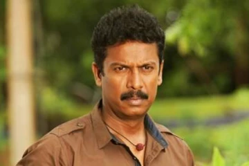 நடிகர் சமுத்திரக்கனியின் மகனா இது.. அச்சு அசல் அவரை போலவே இருக்கிறாரே