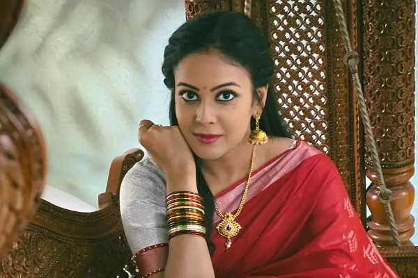 கடற்கரையில் அப்படி ஒரு போஸ்.. இணையத்தை தெறிக்கவிட்ட சீரியல் நடிகை சாந்தினி