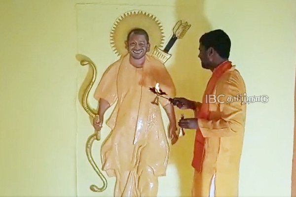 yogi-adityanath-cm-temple-viral-video