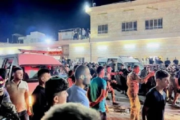 திருமண மண்டபத்தில் திடீரென பற்றிய தீ: 100 பேர் பரிதாபமாக உயிரிழந்த சோகம்