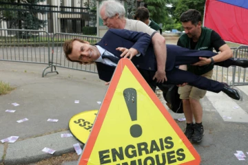 பிரான்ஸ் ஜனாதிபதி மெக்ரோனின் மெழுகு சிலை திருட்டு