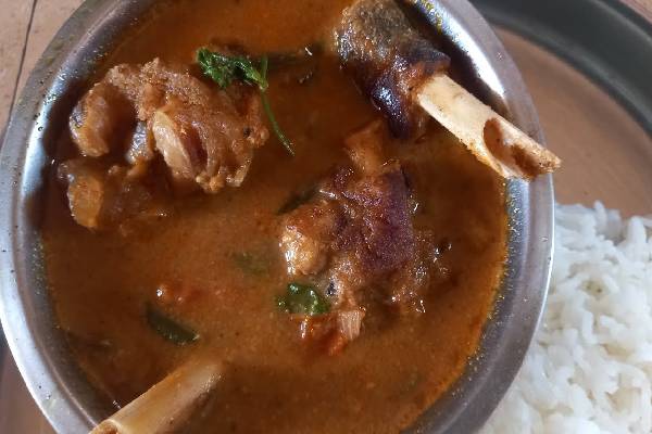 நாவூரும் சுவையில் காரசாரமான ஆட்டுக்கால் குழம்பு... இப்படி செய்து அசத்துங்க | How To Make Tasty Attukal Curry