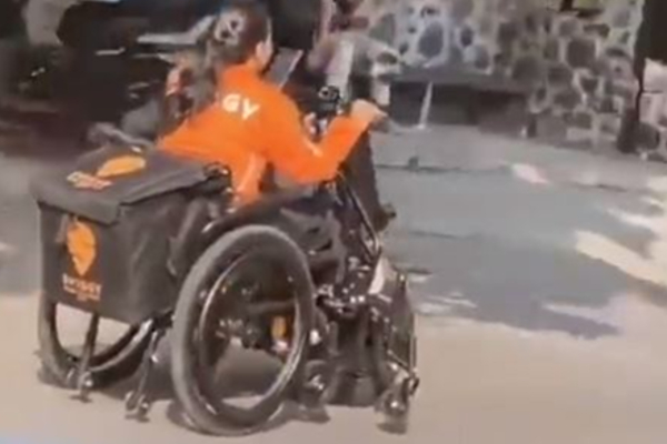 உணவு டெலிவரி செய்யும் மாற்றுத்திறனாளி பெண்! மில்லின் இதயங்களை வென்ற காட்சி | Specially Abled Food Delivery Executiv Vira Video