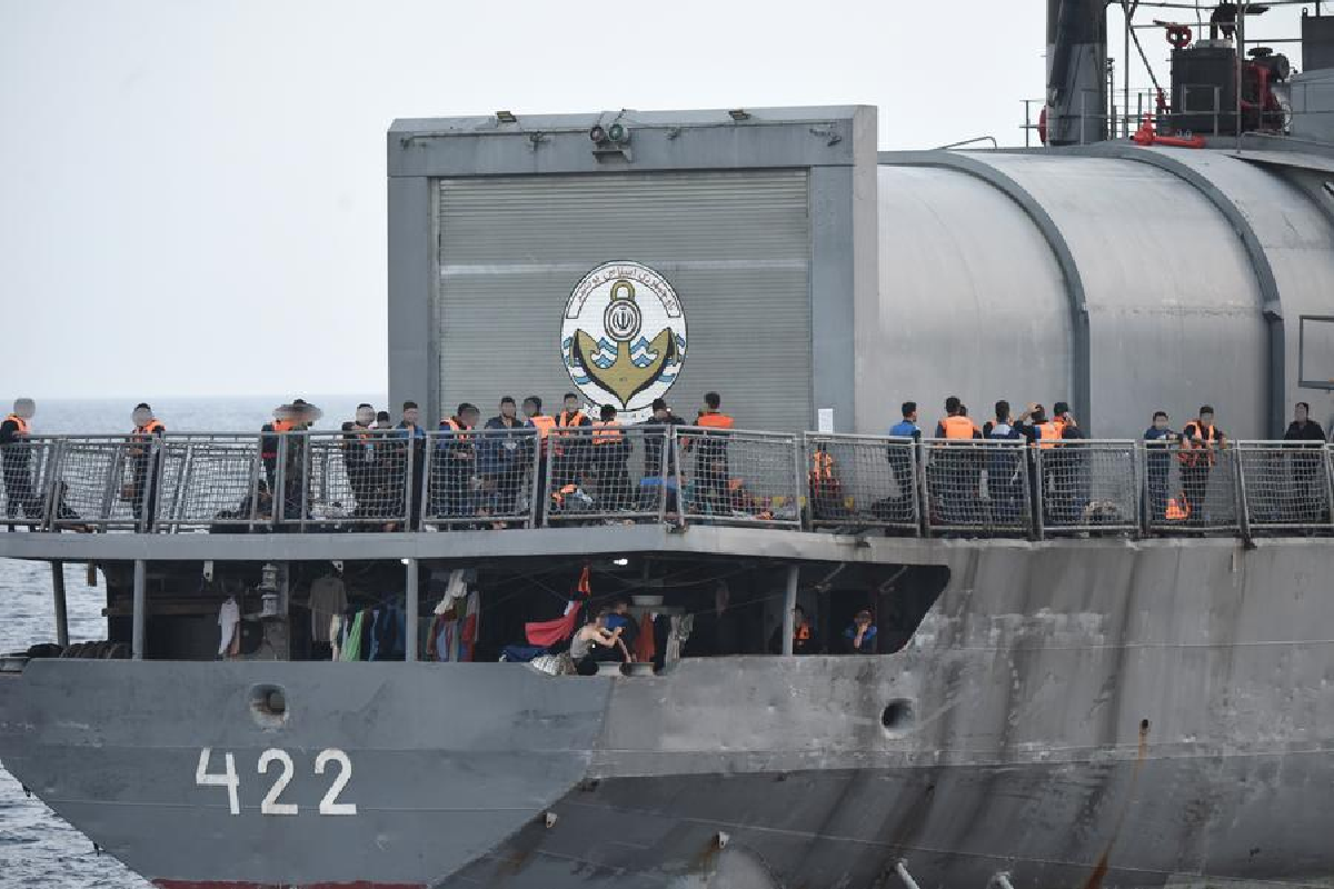 இலங்கைக்கு அருகில் அமெரிக்கா தாக்கிய கப்பலில் இருந்த மாலுமிகள் உட்பட ஈரானியர்கள் வெளியேறினர் | Iranian Sailors Sri Lanka Protection Return Home இலங்கைக்கு அருகில் அமெரிக்கா தாக்கிய கப்பலில் இருந்த மாலுமிகள் உட்பட ஈரானியர்கள் வெளியேறினர் | Iranian Sailors Sri Lanka Protection Return Home