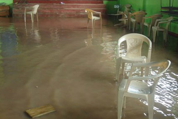 நாட்டில் ஏற்பட்ட சீரற்ற காலநிலை: 15 குடும்பங்கள் பாதிப்பு | Floods In Puttalam 15 Families Affected