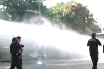 අන්තරේ විරෝධයට ජල ප්‍රහාරයක්