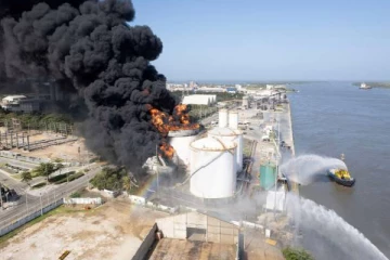 இரவு திடீரென வெடித்து சிதறிய எரிபொருள் டேங்க்! தீயணைப்பு வீரர் பலி