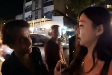 இந்தியாவில் நேரலையின்போது தென் கொரிய பெண்ணிடம் மோசமாக நடந்துகொண்ட இளைஞர்கள்!