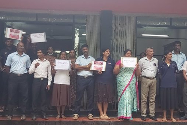 வவுனியாவில் அரசாங்கத்திற்கு எதிராக களமிறங்கிய உத்தியோகஸ்தர்கள் | Vavuniya Staged A Protest Against The Government