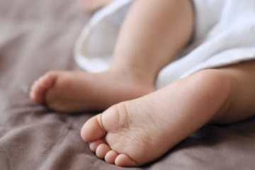 பிரசவத்தின் போது துண்டிக்கப்பட்ட குழந்தையின் உடல்: தாயின் கருப்பைக்குள்ளே தலை வைத்து தைத்த மருத்துவ ஊழியர்