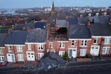 16,000  வீடுகளில் மின்தடை! அடுத்தடுத்து தாக்கிய புயல்களால்  திணறிய  பிரித்தானியா