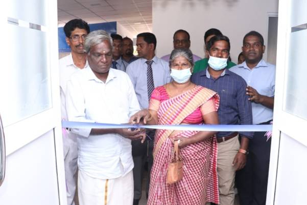 உயிரிழந்த மகனின் பெற்றோர் செய்த நெகிழ்ச்சியான செயல்! கெளரவித்த யாழ்.வைத்தியசாலை | Parents Donated Kidney Of Their Son Died Accident