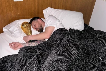 உலகக்கிண்ணக் கோப்பையை அணைத்து தூங்கிய மெஸ்ஸி (Photos)