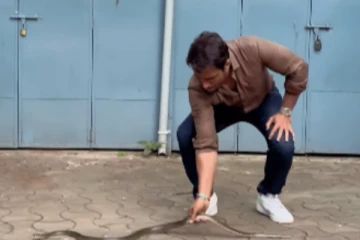 வீட்டுக்குள் புகுந்த பாம்பு.. வெறும் கைகளால் பிடித்த நடிகர் சோனு சூட்