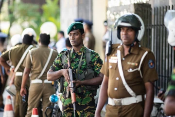 மனைவியின் முன்னிலையில் கொடூரமாக கொலை செய்யப்பட்ட கணவன்