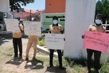 மட்டக்களப்பில் ஆர்ப்பாட்டத்தில் ஈடுபட்டுள்ள டெங்கு கட்டுப்பாட்டு உத்தியோகத்தர்கள்