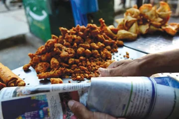 நியூஸ் பேப்பரில் சுடச் சுட பஜ்ஜி சாப்பிடுறீங்களா? கவனமா இருங்க - எச்சரிக்கை விடுத்த fssai