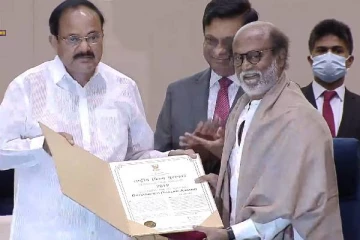 தாதா சாகேப் பால்கே விருதினை முக்கிய இயக்குனருக்கு சமர்ப்பித்த ரஜினிகாந்த்!